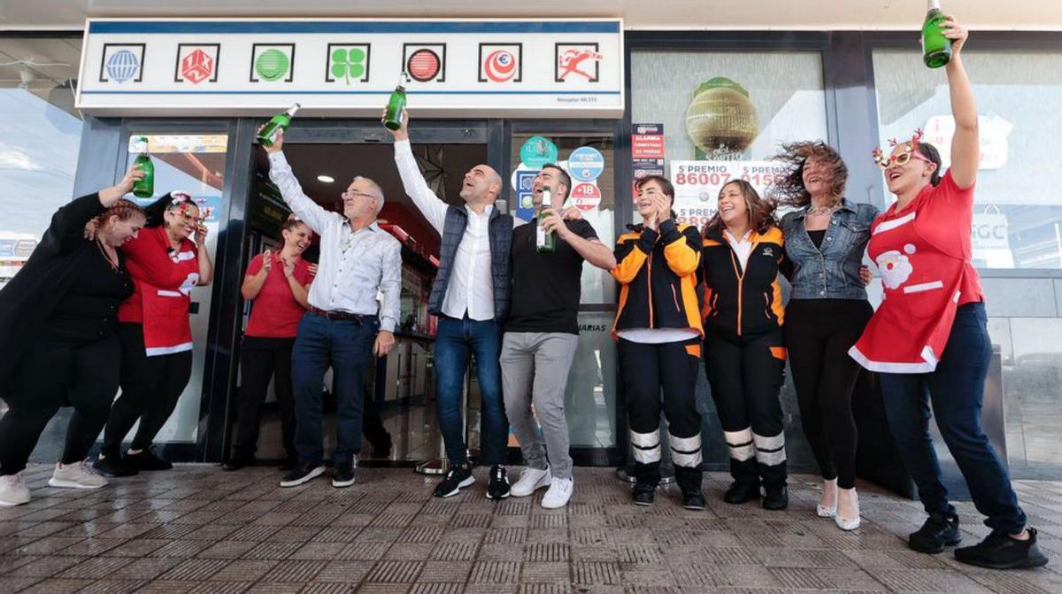 Momento de brindar por el resultado del sorteo en La Chasnera. | | M. P.