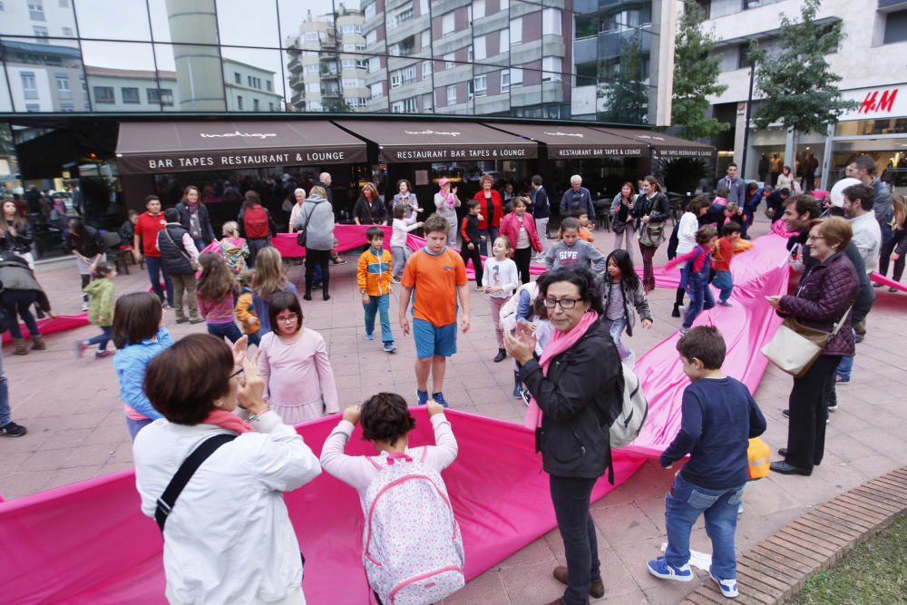 Un centenar de persones van crear el llaç rosa gegant de l''Oncolliga a la ciutat de Girona