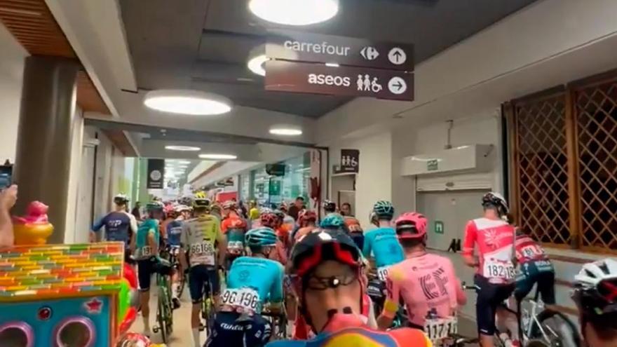 Sí, La Vuelta ha comenzado desde un conocido supermercado...