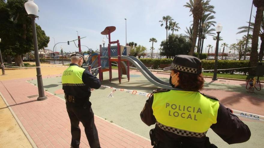 La Policía Local supervisa en Alicante que todos los parques están cerrados ante la vuelta de los niños a la calle