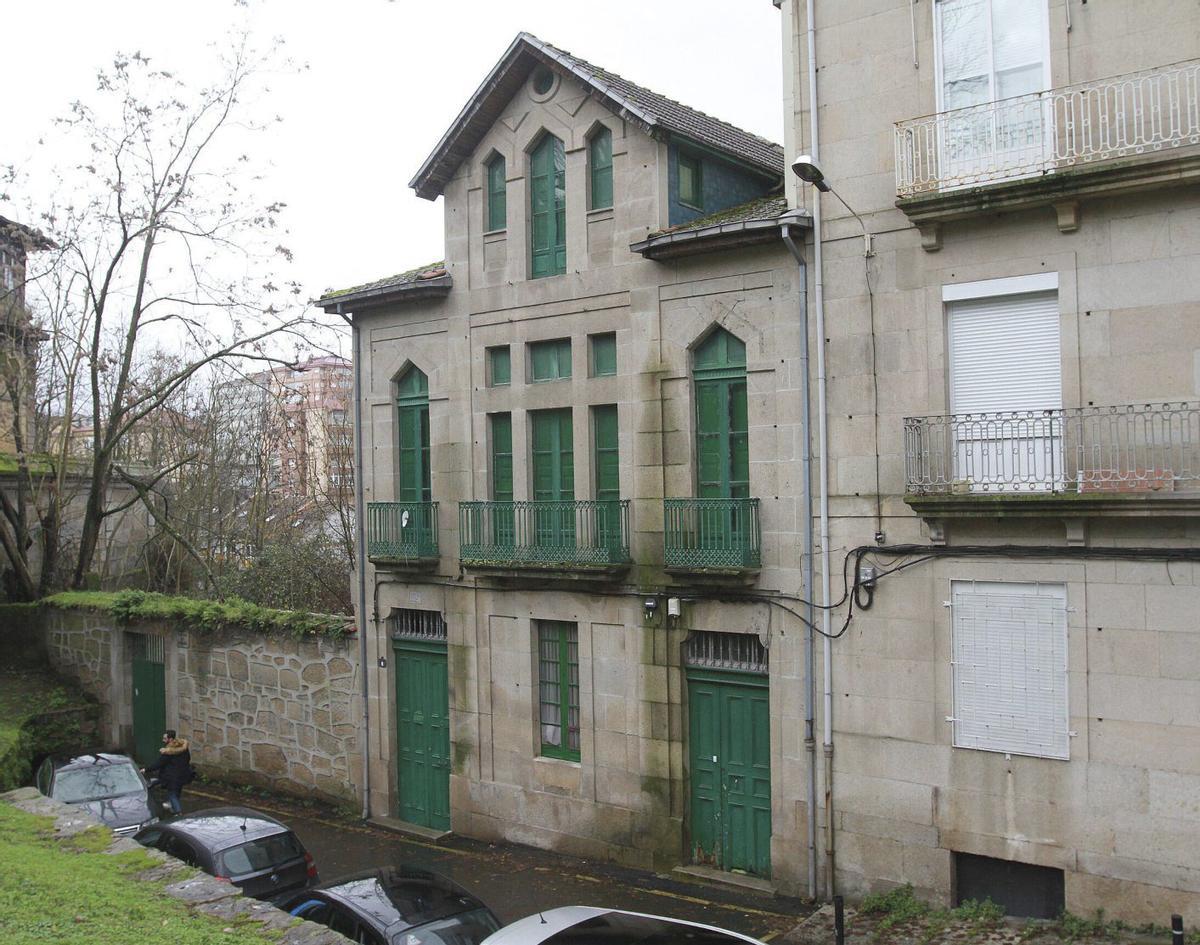 Fachada de los Baños de Outeiro o Casa de Baños, cuya trasera da a las orillas del Barbaña.