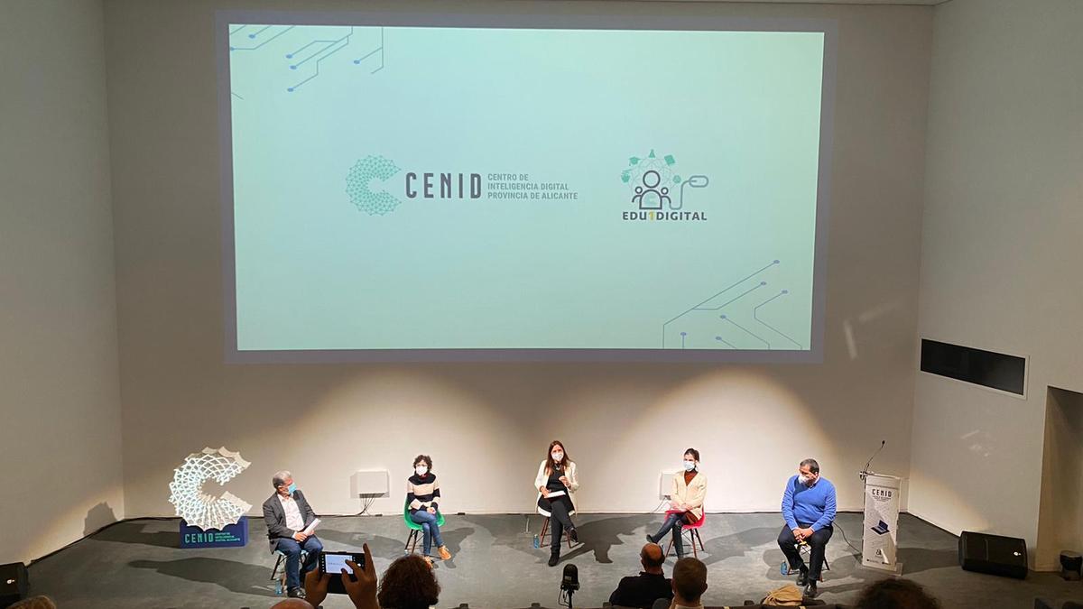 Mesa redonda sobre la competencias digitales y la educación