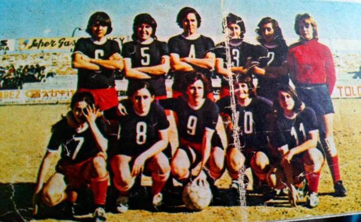 Conchi 'Amancio' (dorsal 9), en el estadio Moscardó, con el Olímpico de Villaverde en el primer campeonato de fútbol femenino en España.