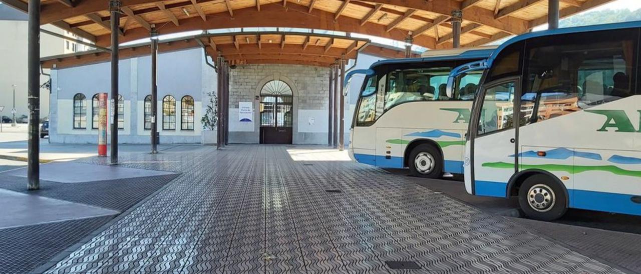 El edificio y los andenes de la estación de autobuses de La Felguera. | E. P.