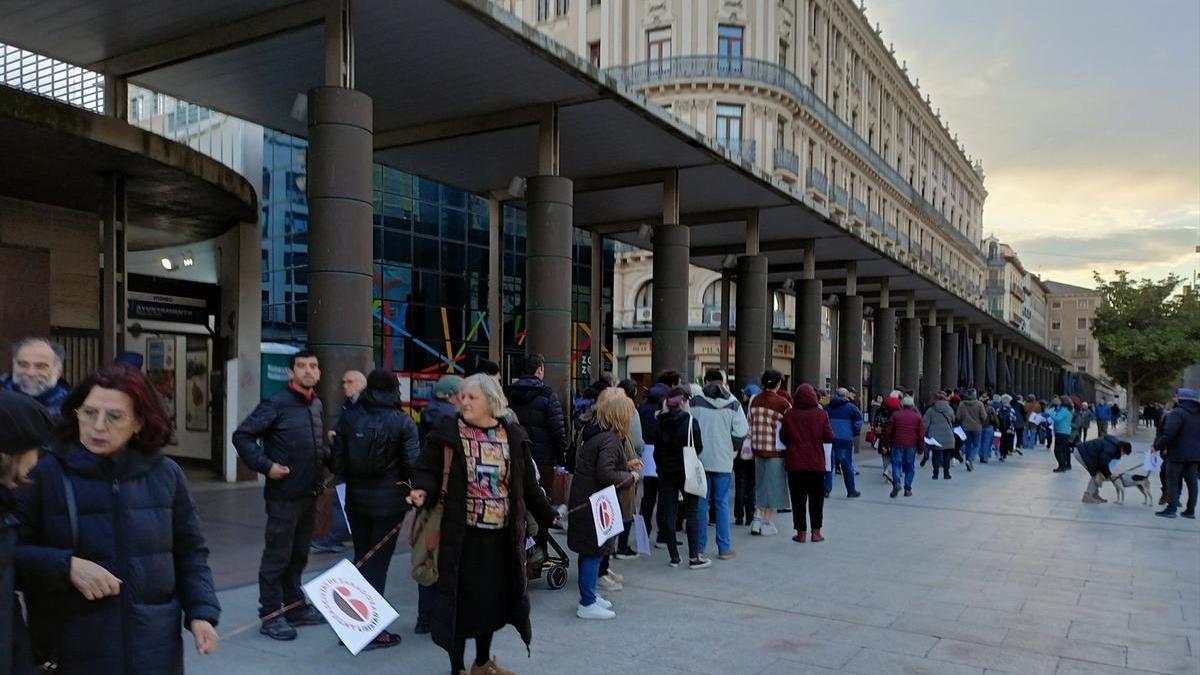 Cadena humana por la libertad de 'los 6 de Zaragoza' este viernes en la capital aragonesa.