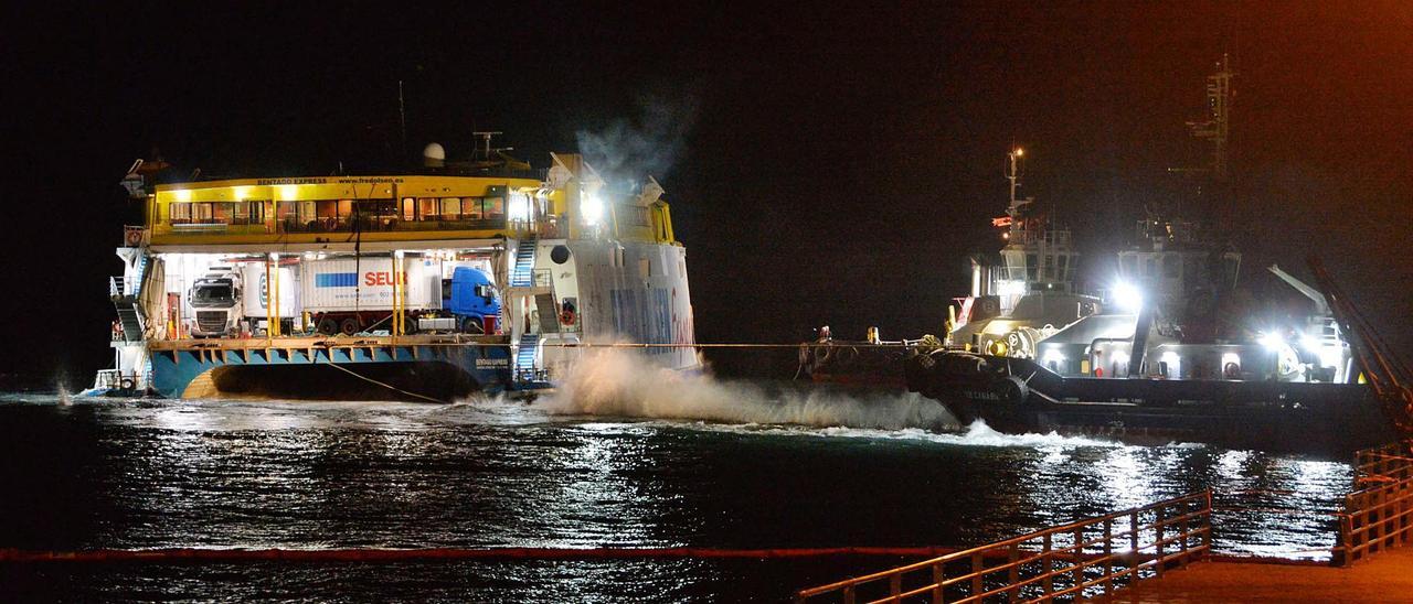 Momento en el que se rompió anoche el cabo, cuando parecía que se había liberado el buque ‘Bentago Express’ , de la compañía Fred. Olsen.