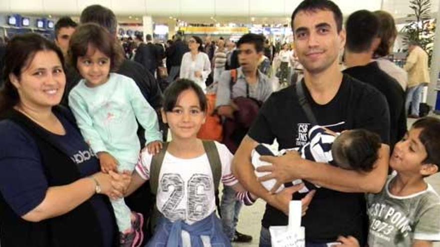 Una familia iraquí, antes de embarcar en Atenas.