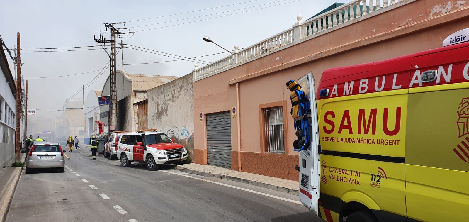 Dos intoxicados en el incendio de un almacén eléctrico en Alicante