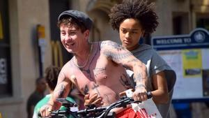 Una escena de Bird, con Nykiya Adams y Barry Keoghan.