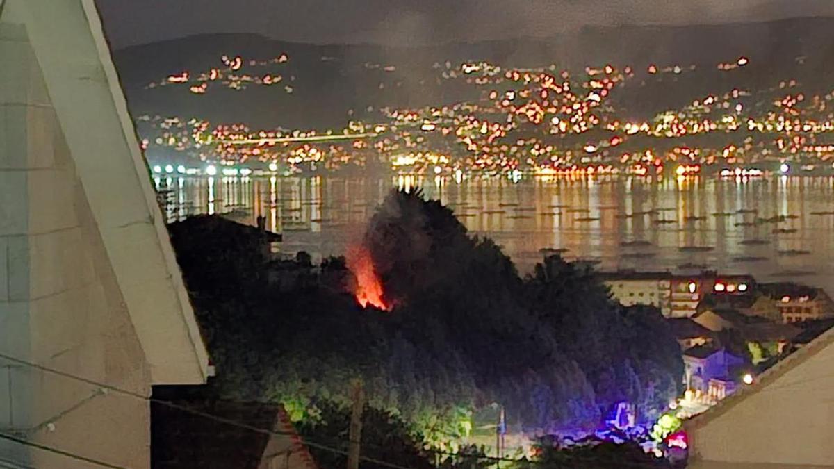 El fuego en la zona de A Lameira en Moaña.