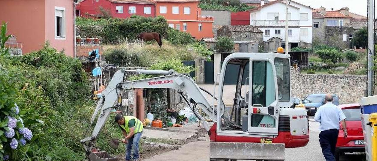 La reciente instalación de tuberías en la bajada al monasterio, que surtirán a O Arrabal.