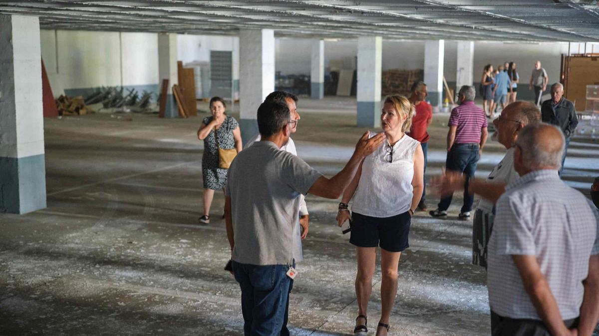 Una de las visitas a los aparcamientos en los bajo de la plaza que nunca han entrado en servicio en décadas.