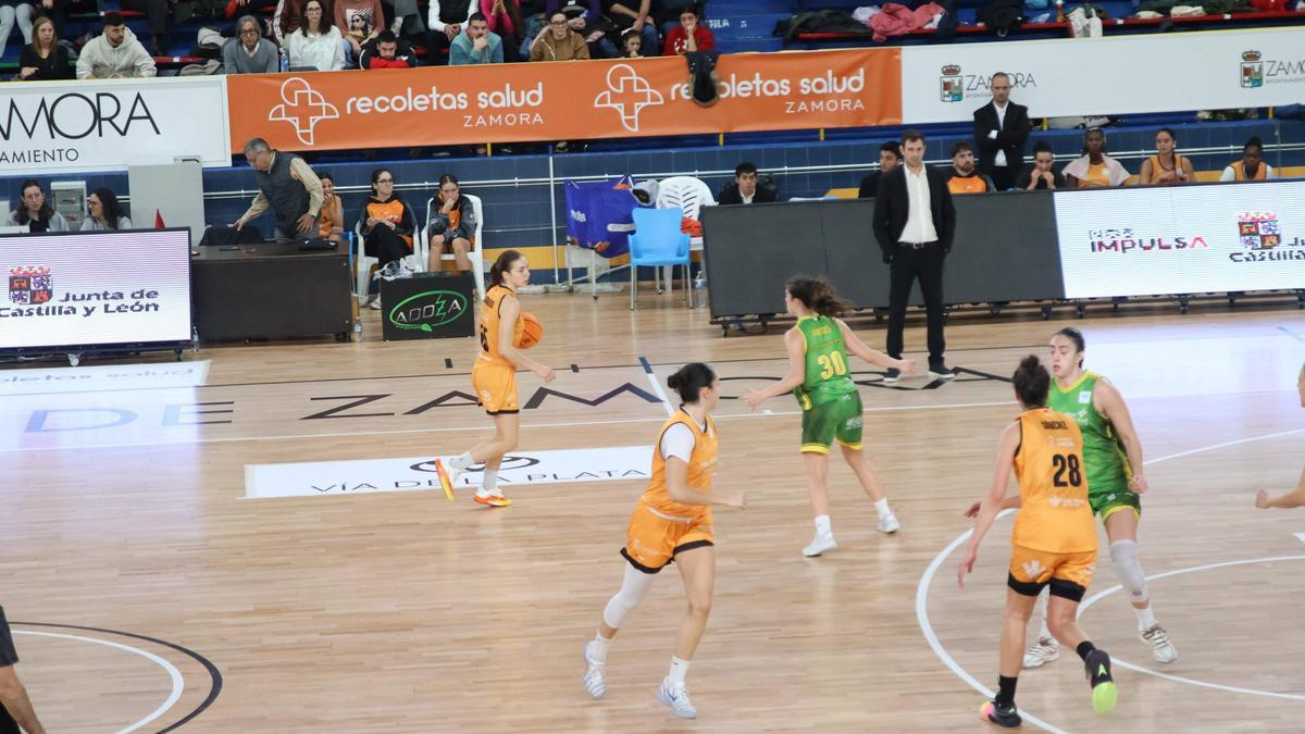 Un momento del encuentro entre el Recoletas y el Al-Qazeres