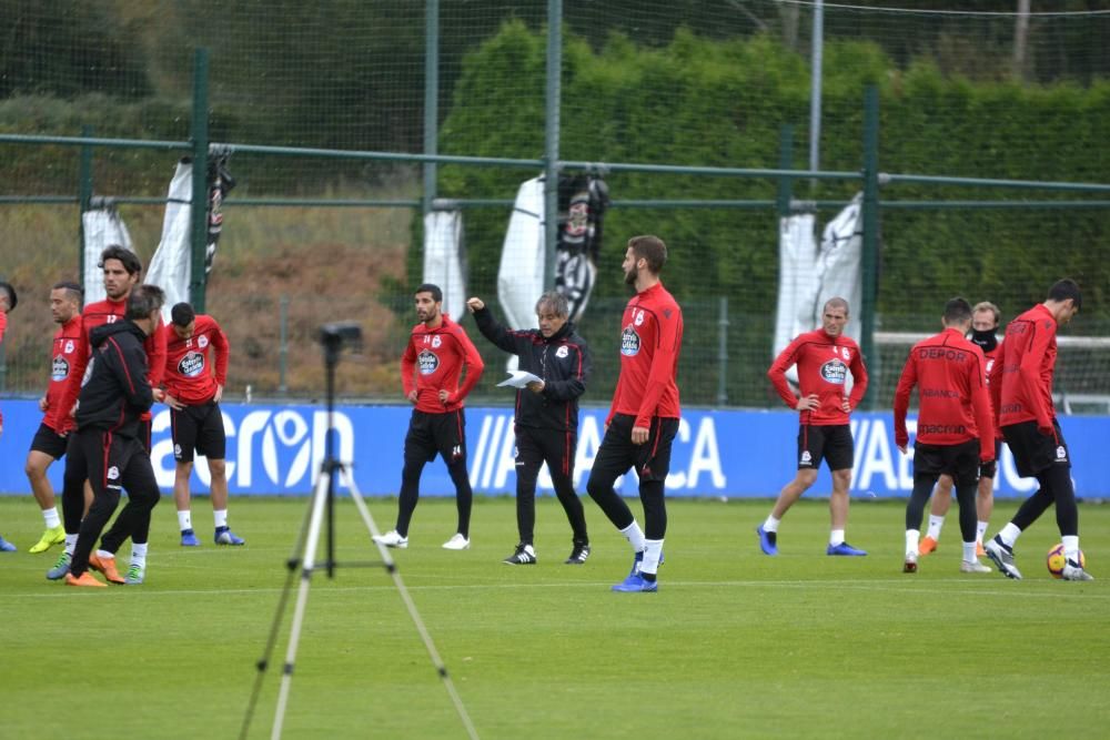 Sebastián Dubarbier se ejercitó con el grupo en la primera parte de la sesión programada esta mañana en Abegondo para continuar preparando el partido del sábado ante el Oviedo.