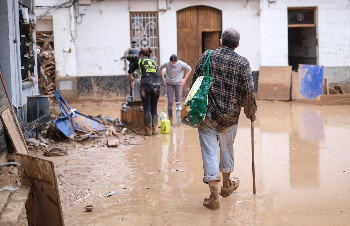 Continúan los trabajos de vecinos y voluntarios en la zona afectada por ...