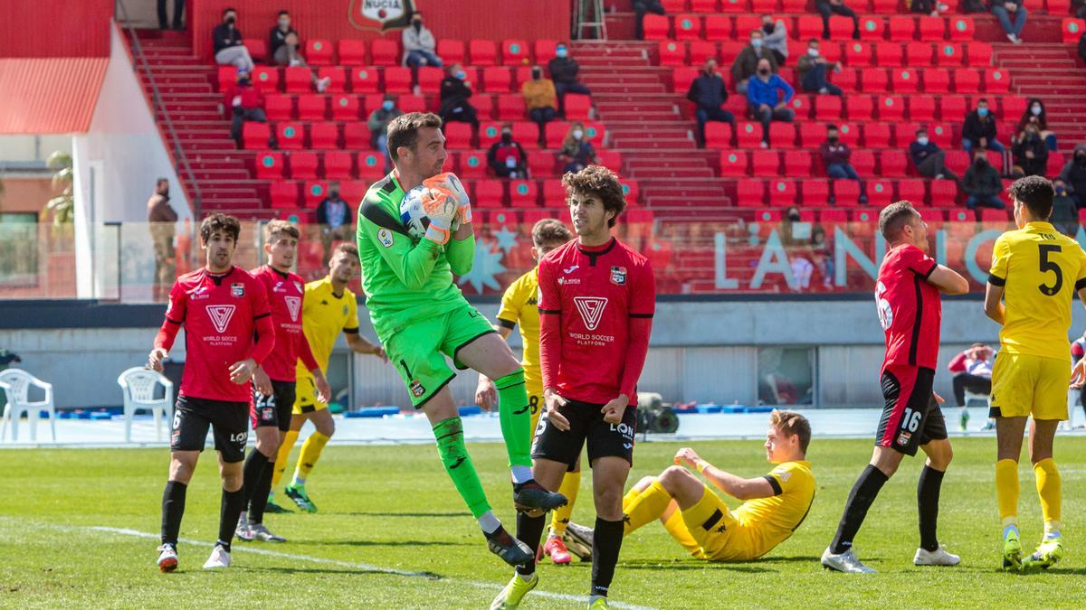 Óscar Fornés bloca un balón durante un partido de La Nucía