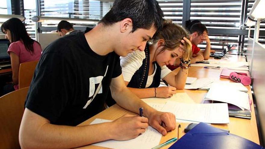 La biblioteca universitaria está colapsada en la época de los exámenes.