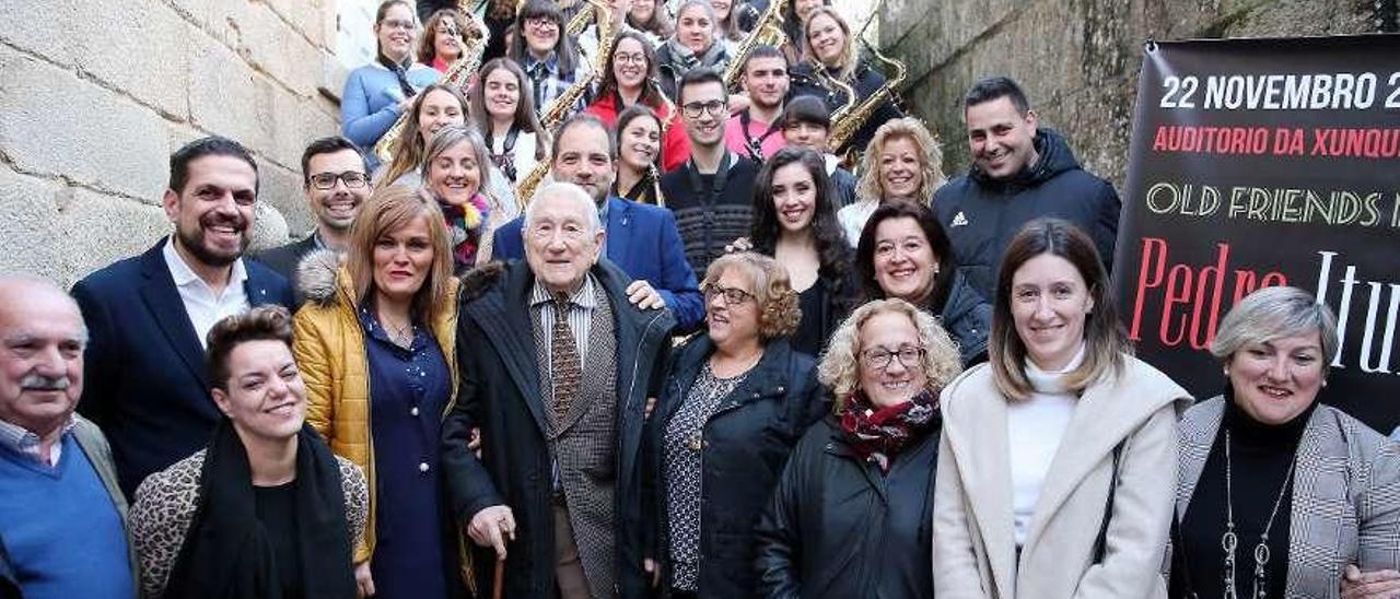 El músico Pedro Iturralde, en el centro, en Redondela // Marta G. Brea