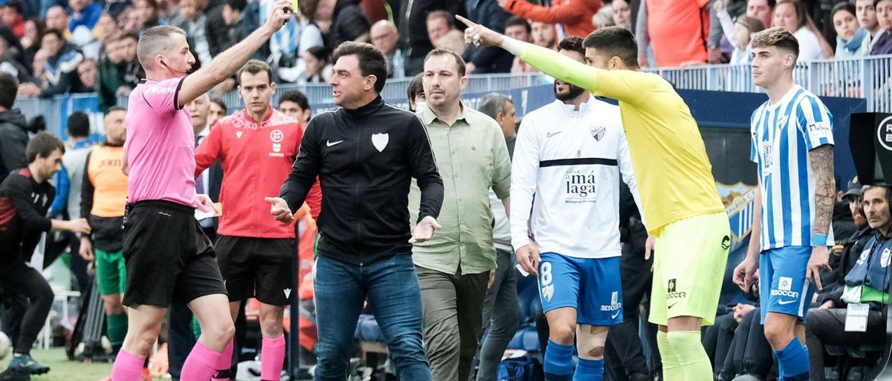 El árbitro amonestó a Dani Barrio, estando en el banquillo, en el partido entre el Málaga CF y la SD Eibar, que acabó con numerosas tarjetas para los blanquiazules