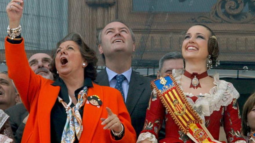 Rita Barberá, Alberto Fabra y Sandra Muñoz en la primera &quot;mascletà&quot;