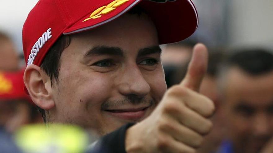 Jorge Lorenzo celebra la obtención de la &#039;pole&#039;.