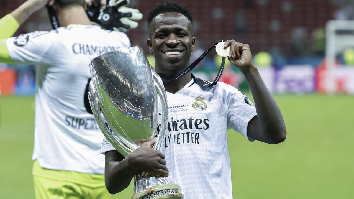 Vinicius, con el título de la Supercopa de Europa que el Real Madrid ganó al Atalanta este verano.