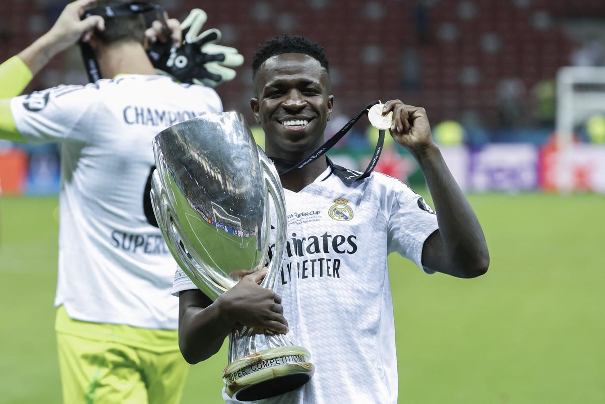 Vinicius, con el título de la Supercopa de Europa que el Real Madrid ganó al Atalanta este verano.