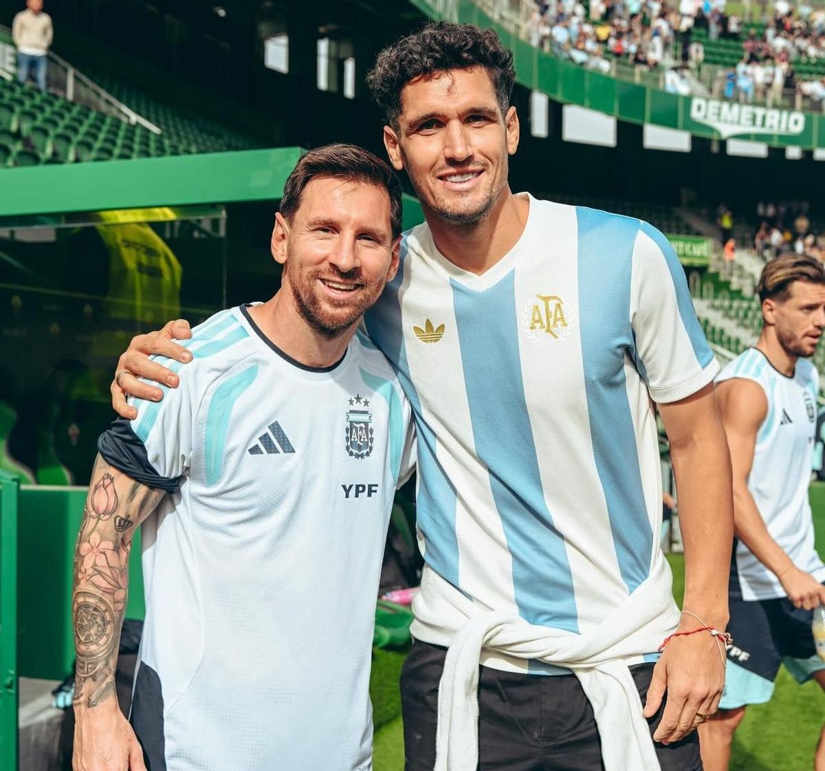Matías Dituro, portero del Elche, se fotografía con Leo Messi.