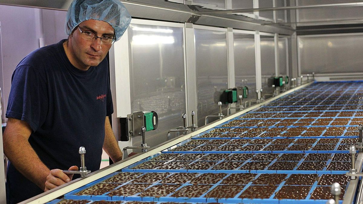 La fábrica de Antiu Xixona fabrica millones de kilos al año de chocolates para Mercadona.