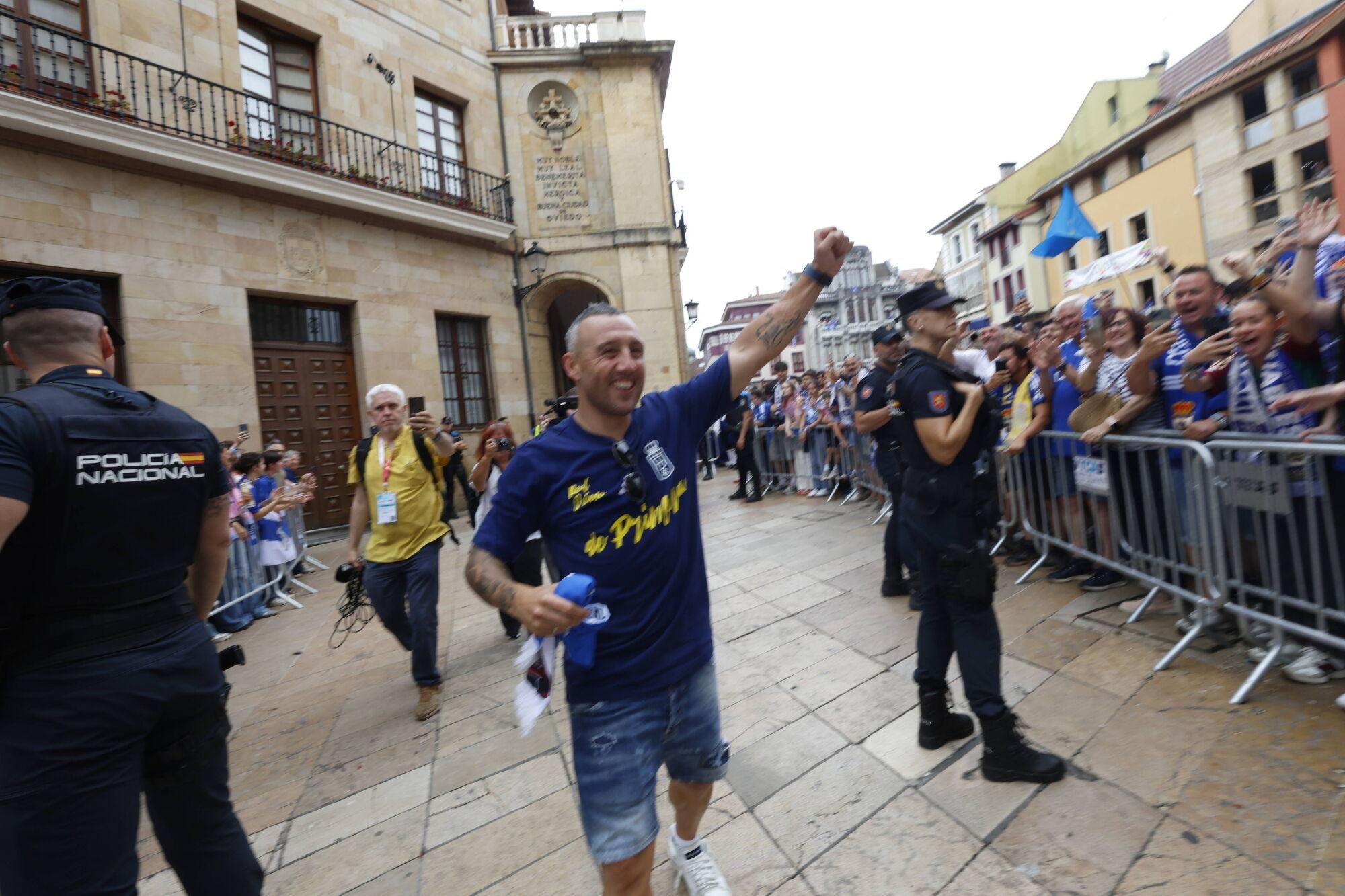 Locura azul en las calles de Oviedo para celebrar el ascenso del equipo a Primera División