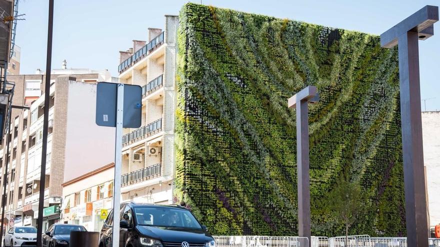 Las baldosas de Santa Eulalia de Mérida también tropiezan con la guerra política