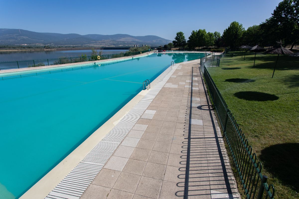La piscina natural más grande de Madrid ya recibe a los primeros bañistas de la temporada.