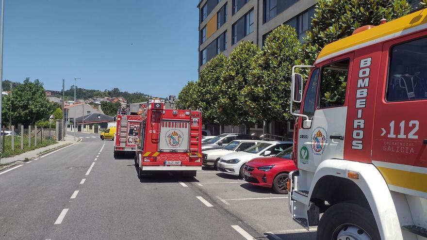 Rescatan a unha embarazada, un neno e dous cans que quedaron atrapados nun ascensor en Boiro