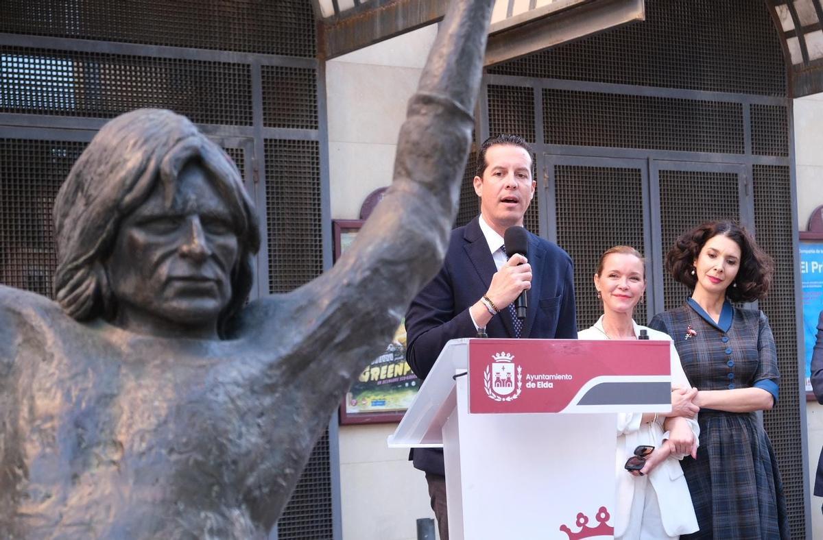 El alcalde Rubén Alfaro durante su intervención en presencia de la hija y viuda de Antonio Gades.