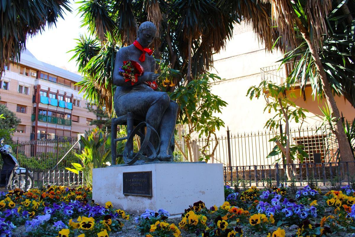 Adorno floral de la conocida como 'Plaza de la bordadora'.