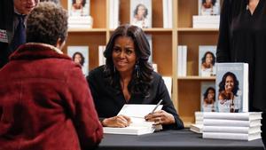 Michelle Obama firma ejemplares de su libro Becoming