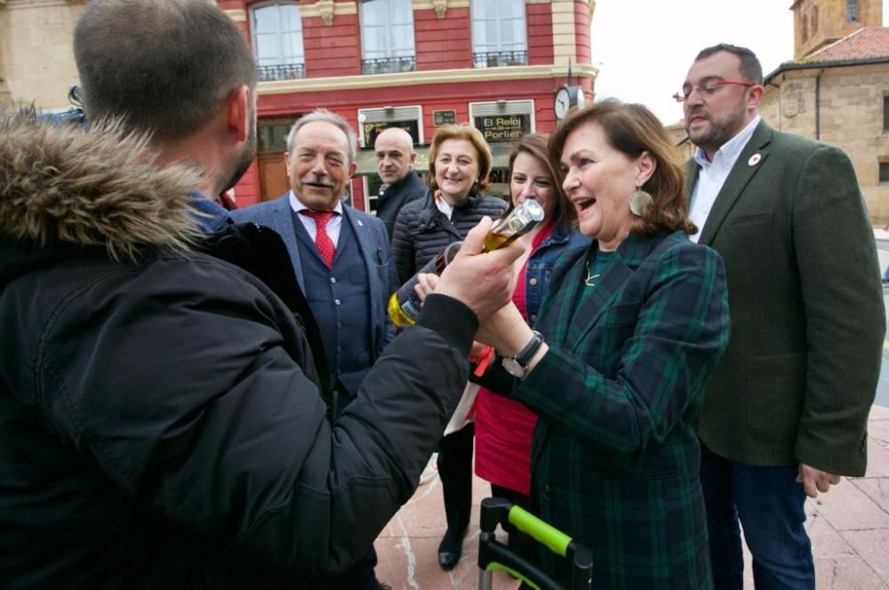 Mitin del PSOE y paseo de Carmen Calvo por Oviedo