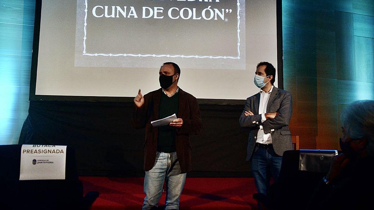 Presentación de “Pontevedra, cuna de Colón.... coa súa cor” a cargo de Jaime Peña e Jacobo Sutil.   | // R. V.