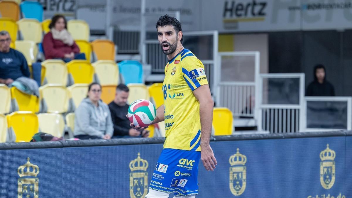 Martín Ramos se dispone a sacar en un partido con el Guaguas.