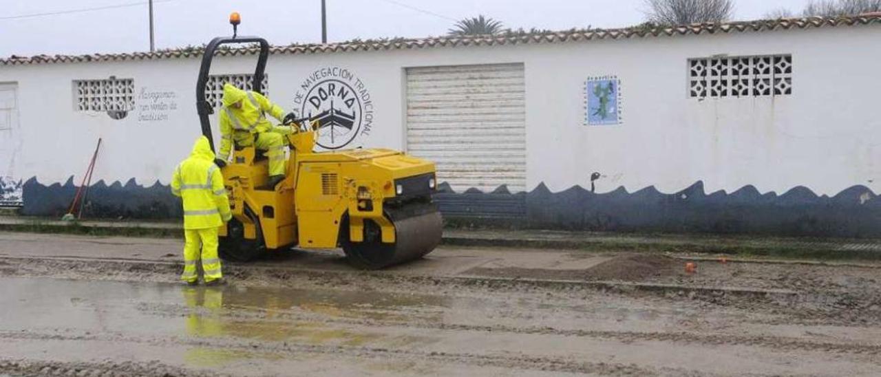 Tareas de reparación de la senda peatonal de O Bao. // Noé Parga