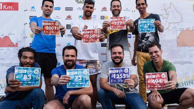 Algunos de los participantes tras retirar su respectivo dorsal