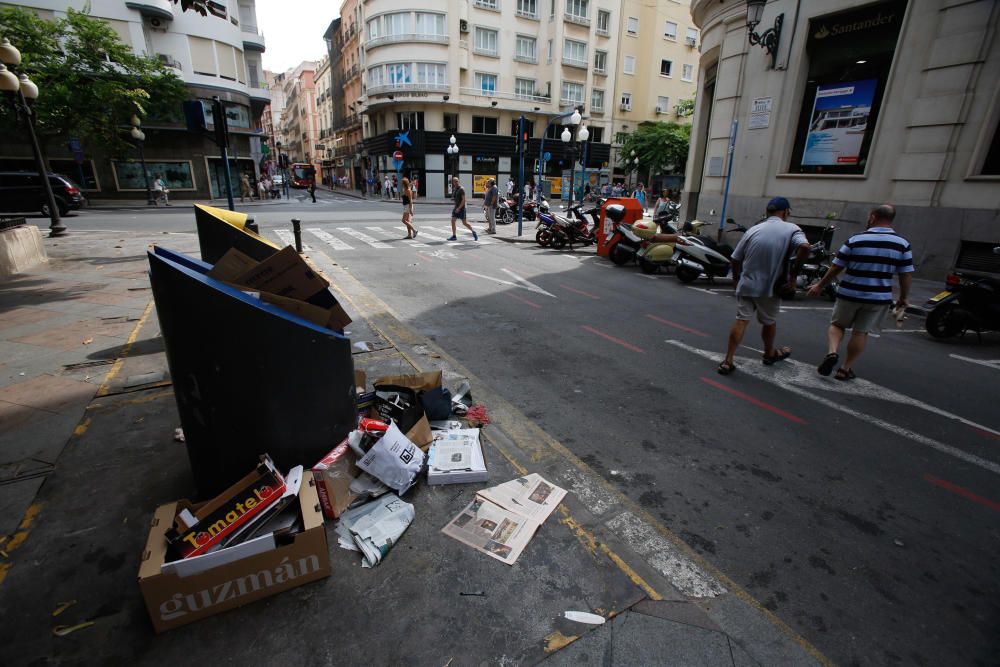 La basura vuelve a acumularse tras la segunda noche de huelga