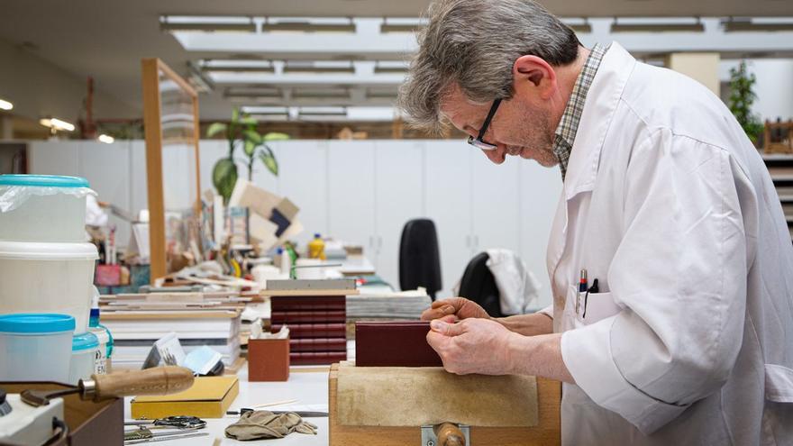 El hospital de libros: piel de cabra y cera de abeja para salvar la historia de España