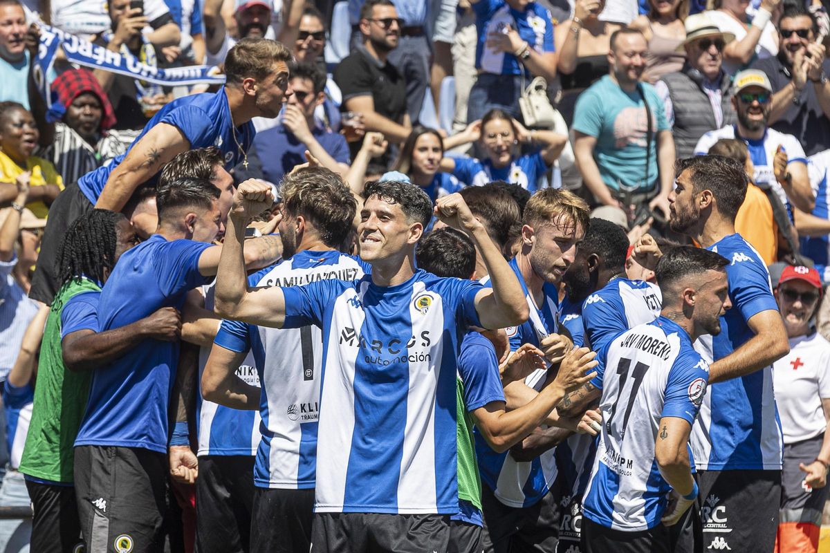 Los jugadores celebran el gol que dio el ascenso.