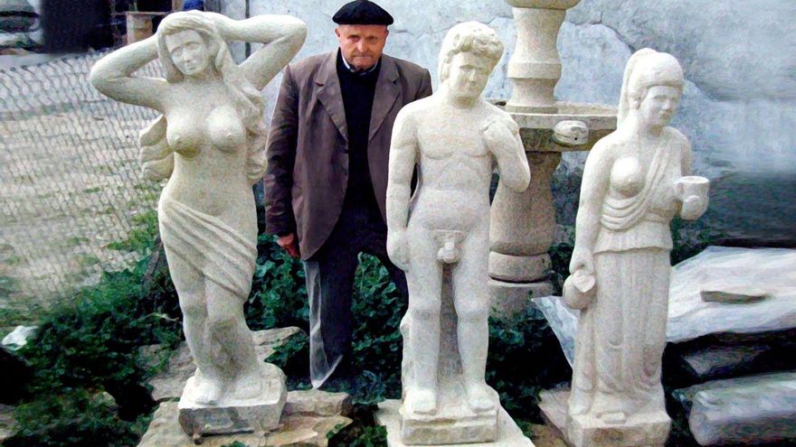 Vidal Payo xunto coas súas esculturas de mulleres laxeirianas de granito. | Paío