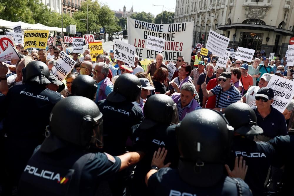 Protesta de los pensionistas delante del Congreso