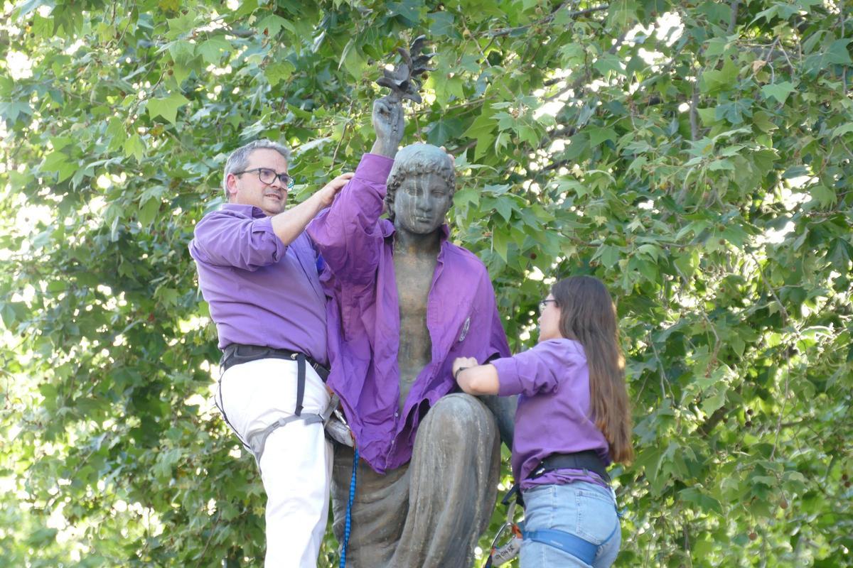 EN IMATGES | La Colla Castellera de Figueres vesteix la Monturiola de la Rambla