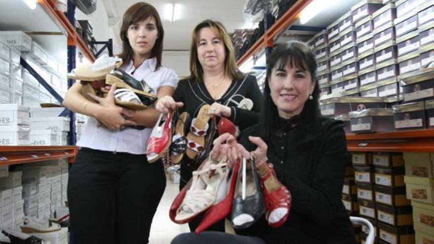 María Jesús Gómez, Elena Martínez y Loli Martínez (sentada), en el almacén de calzado del polígono de Carrús