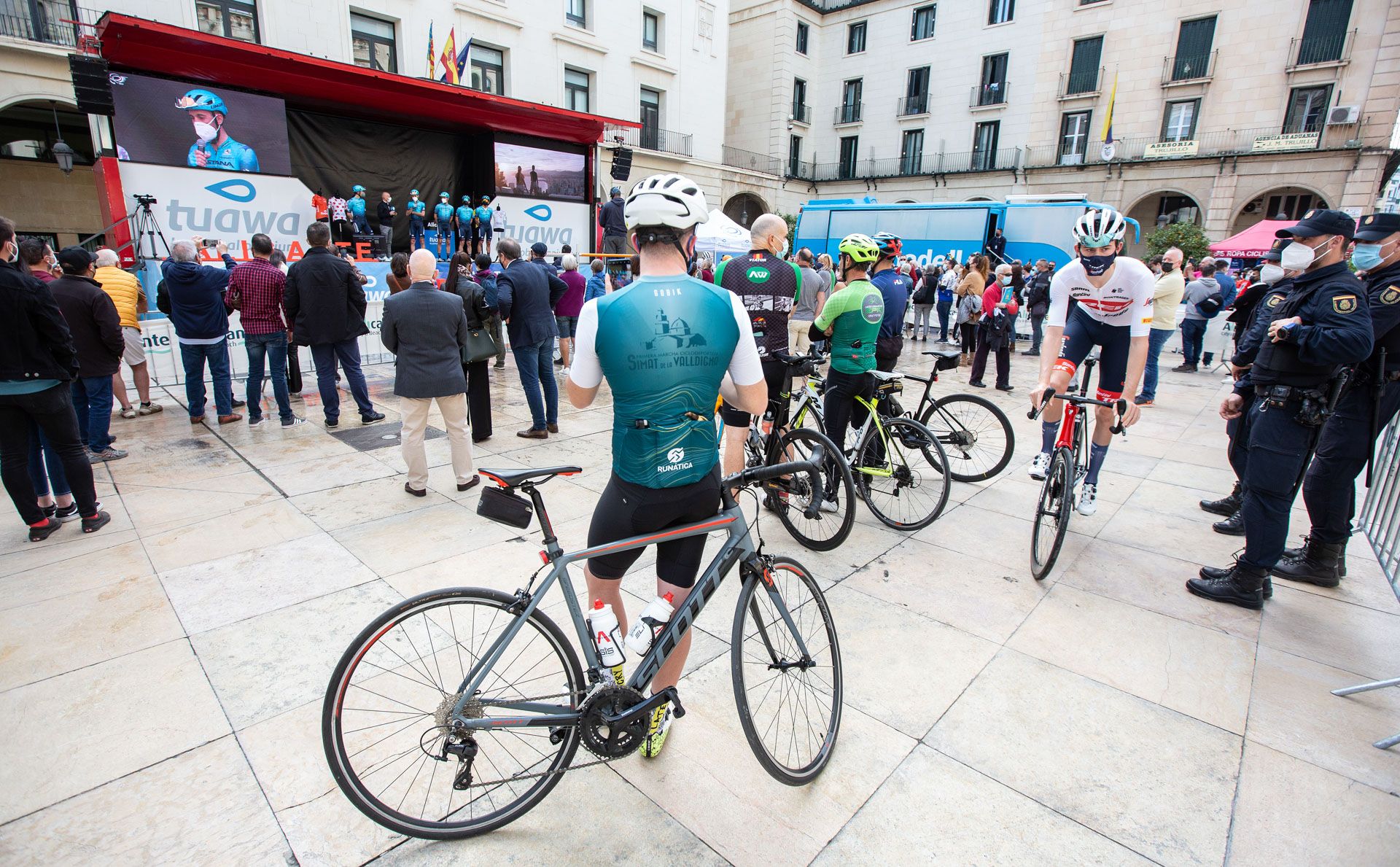 Salida de etapa de la Vuelta Ciclista a la Comunitat desde Alicante