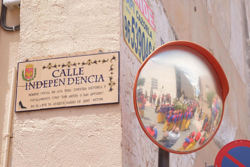 La imagen de San Antón vuelve a presidir el altar mayor de la iglesia de Santa Ana.